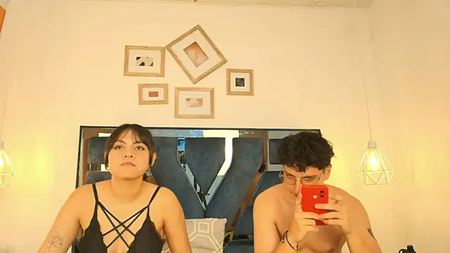 Snapshot of Zoe_And_Dylan_ chatting on November 19, 12:27 pm Zoe And Dylan online show from November 19, 12:27 pm