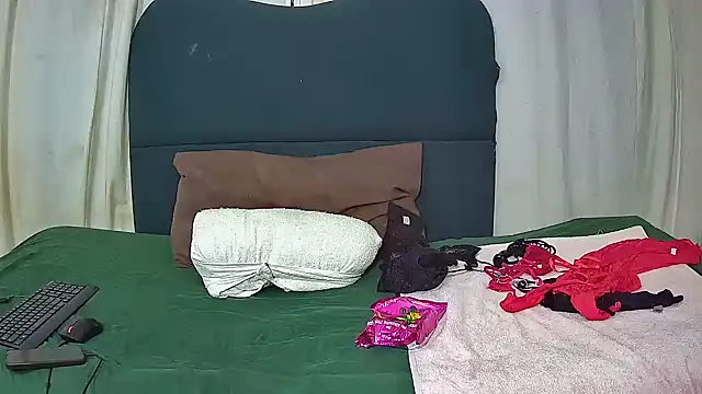 Snapshot of Squirt_bitchxxx chatting on November 9, 7:12 pm Squirt bitchxxx online show from November 9, 7:12 pm