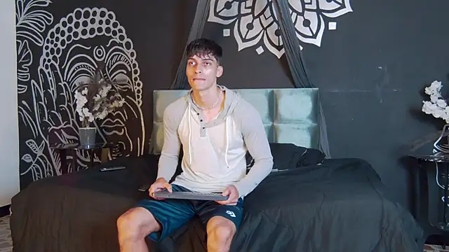 Snapshot of AlessioVitale chatting on November 6, 12:39 pm AlessioVitale online show from November 6, 12:39 pm