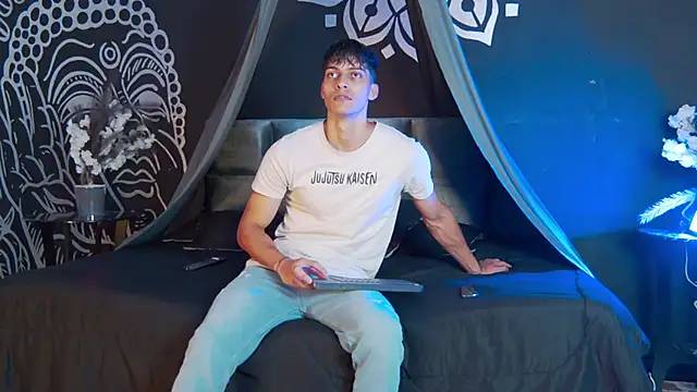 Snapshot of AlessioVitale chatting on November 7, 12:49 pm AlessioVitale online show from November 7, 12:49 pm