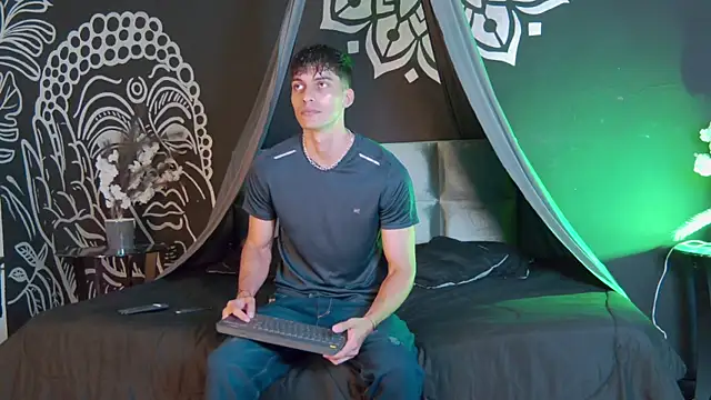 Snapshot of AlessioVitale chatting on November 8, 12:16 pm AlessioVitale online show from November 8, 12:16 pm