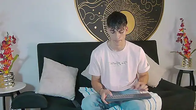 Snapshot of AlessioVitale chatting on November 13, 12:15 pm AlessioVitale online show from November 13, 12:15 pm