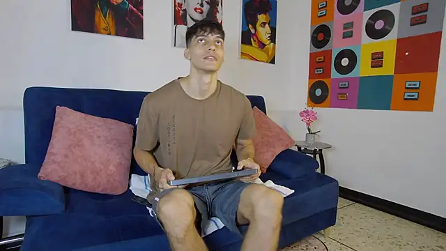 Snapshot of AlessioVitale chatting on November 19, 12:16 pm AlessioVitale online show from November 19, 12:16 pm