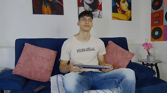 Snapshot of AlessioVitale chatting on November 20, 12:16 pm AlessioVitale online show from November 20, 12:16 pm