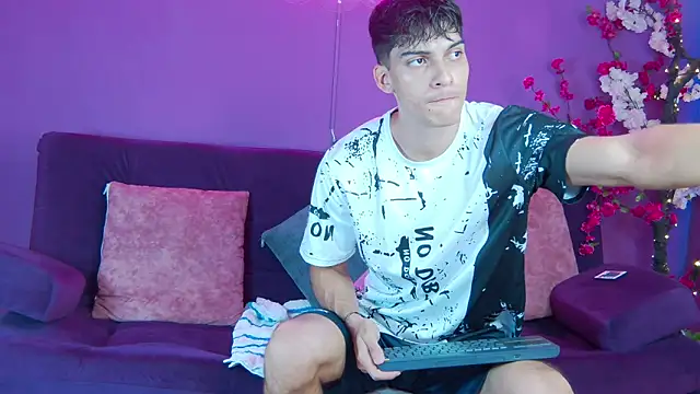 Snapshot of AlessioVitale chatting on November 25, 12:16 pm AlessioVitale online show from November 25, 12:16 pm