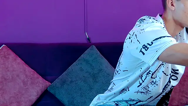 Snapshot of AlessioVitale chatting on November 30, 1:37 pm AlessioVitale online show from November 30, 1:37 pm