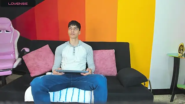 Snapshot of AlessioVitale chatting on December 1, 12:21 pm AlessioVitale online show from December 1, 12:21 pm