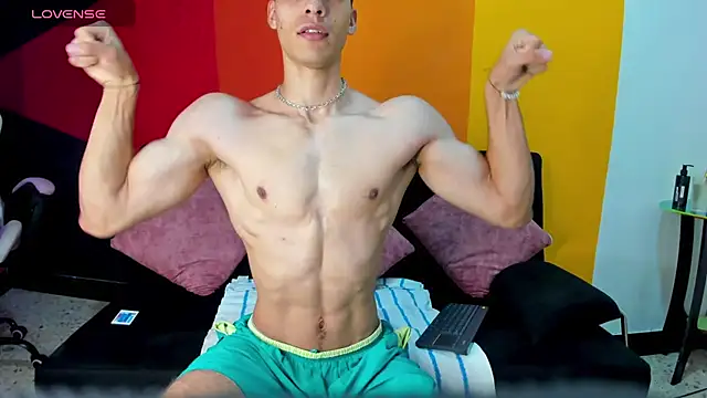 Snapshot of AlessioVitale chatting on December 3, 12:03 pm AlessioVitale online show from December 3, 12:03 pm