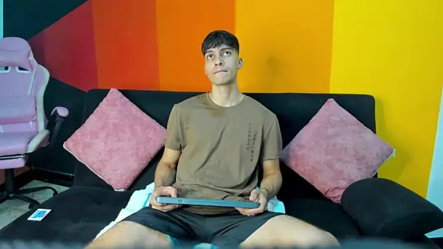 Snapshot of AlessioVitale chatting on December 4, 12:03 pm AlessioVitale online show from December 4, 12:03 pm