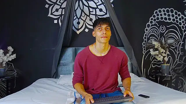 Snapshot of AlessioVitale chatting on December 5, 12:03 pm AlessioVitale online show from December 5, 12:03 pm