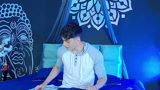 Snapshot of AlessioVitale chatting on December 15, 12:09 pm AlessioVitale online show from December 15, 12:09 pm