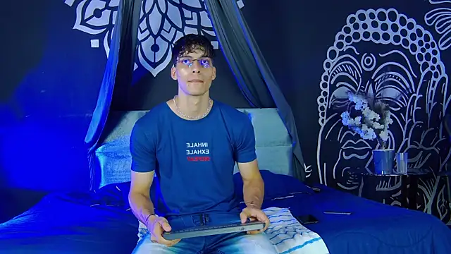 Snapshot of AlessioVitale chatting on December 18, 12:00 pm AlessioVitale online show from December 18, 12:00 pm