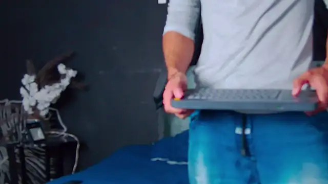 Snapshot of AlessioVitale chatting on December 19, 12:12 pm AlessioVitale online show from December 19, 12:12 pm