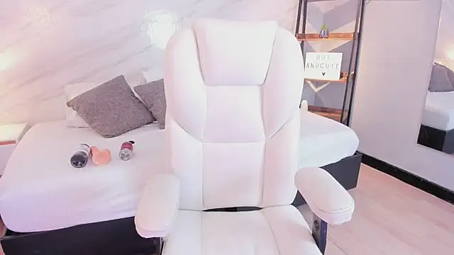 Snapshot of leo_and_mia chatting on December 16, 12:32 pm leo and mia online show from December 16, 12:32 pm