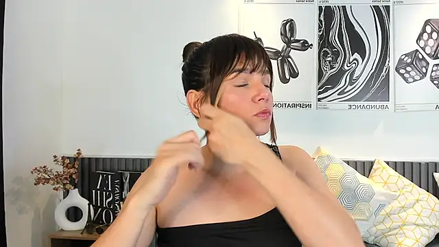 Snapshot of Cloe_Bonne chatting on November 17, 7:41 pm Cloe Bonne online show from November 17, 7:41 pm