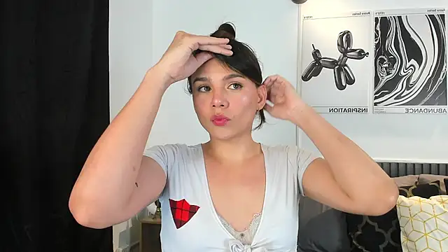 Snapshot of Cloe_Bonne chatting on November 22, 8:19 pm Cloe Bonne online show from November 22, 8:19 pm