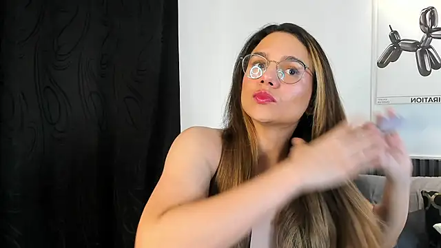 Snapshot of Cloe_Bonne chatting on November 26, 9:38 pm Cloe Bonne online show from November 26, 9:38 pm