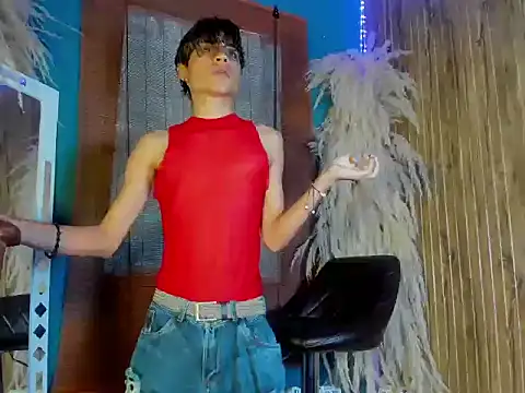 Snapshot of Leo_Glow chatting on December 18, 1:17 pm Leo Glow online show from December 18, 1:17 pm