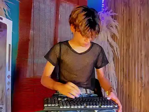 Snapshot of Leo_Glow chatting on December 19, 12:45 pm Leo Glow online show from December 19, 12:45 pm