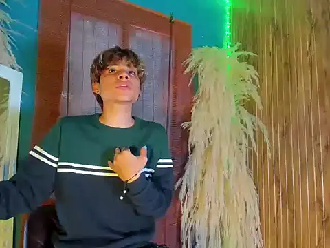 Snapshot of Leo_Glow chatting on December 20, 7:21 pm Leo Glow online show from December 20, 7:21 pm