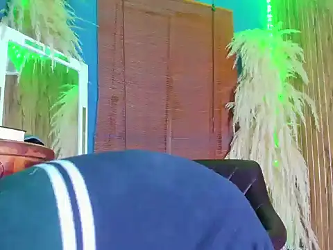 Snapshot of Leo_Glow chatting on December 21, 9:05 am Leo Glow online show from December 21, 9:05 am