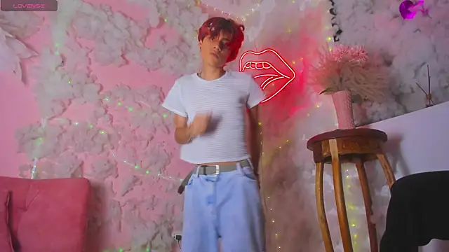 Snapshot of Leo_Glow chatting on January 5, 5:38 pm Leo Glow online show from January 5, 5:38 pm