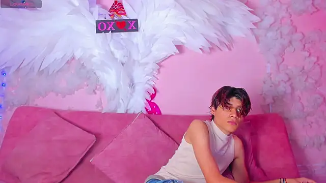 Snapshot of Leo_Glow chatting on January 15, 1:48 pm Leo Glow online show from January 15, 1:48 pm