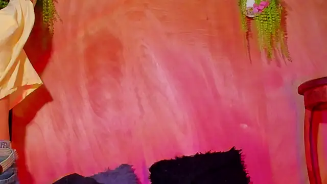 Snapshot of Leo_Glow chatting on February 3, 1:05 pm Leo Glow online show from February 3, 1:05 pm