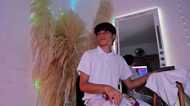 Snapshot of Leo_Glow chatting on February 10, 7:51 pm Leo Glow online show from February 10, 7:51 pm