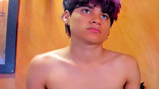 Snapshot of Leo_Glow chatting on February 11, 1:05 pm Leo Glow online show from February 11, 1:05 pm