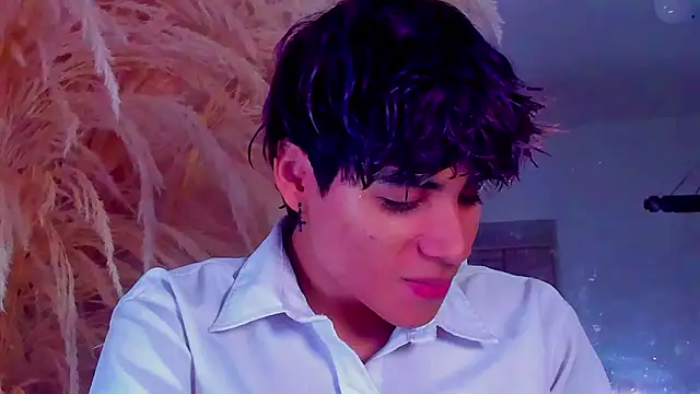 Snapshot of Leo_Glow chatting on February 12, 12:55 pm Leo Glow online show from February 12, 12:55 pm