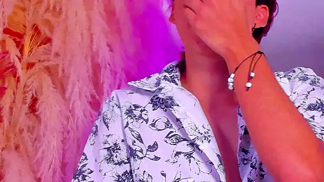 Snapshot of Leo_Glow chatting on February 13, 12:56 pm Leo Glow online show from February 13, 12:56 pm