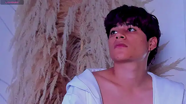 Snapshot of Leo_Glow chatting on February 14, 12:35 pm Leo Glow online show from February 14, 12:35 pm