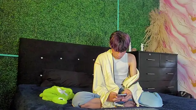 Snapshot of Leo_Glow chatting on February 25, 12:59 pm Leo Glow online show from February 25, 12:59 pm