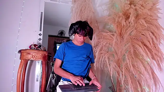 Snapshot of Leo_Glow chatting on March 4, 11:22 pm Leo Glow online show from March 4, 11:22 pm