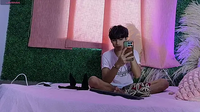 Snapshot of Leo_Glow chatting on March 5, 11:01 pm Leo Glow online show from March 5, 11:01 pm