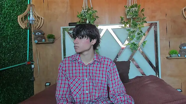 Snapshot of Leo_Glow chatting on March 14, 1:05 pm Leo Glow online show from March 14, 1:05 pm