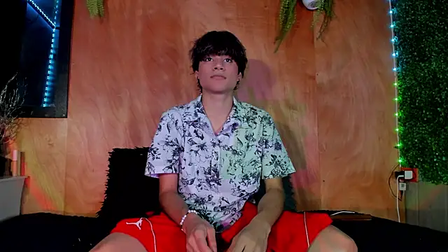 Snapshot of Leo_Glow chatting on March 20, 11:20 pm Leo Glow online show from March 20, 11:20 pm