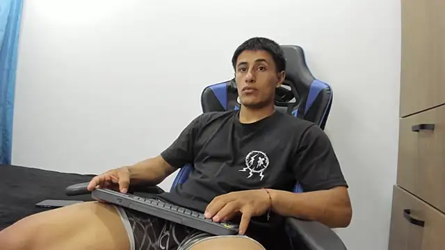 Snapshot of dorman_boy chatting on November 3, 2:35 am dorman boy online show from November 3, 2:35 am