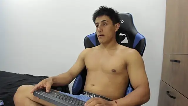 Snapshot of dorman_boy chatting on November 4, 2:43 am dorman boy online show from November 4, 2:43 am