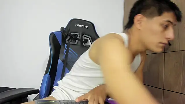 Snapshot of dorman_boy chatting on December 5, 1:58 am dorman boy online show from December 5, 1:58 am