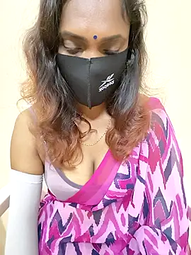 Snapshot of Queen-dhivya chatting on November 18, 11:48 pm Queen-dhivya online show from November 18, 11:48 pm