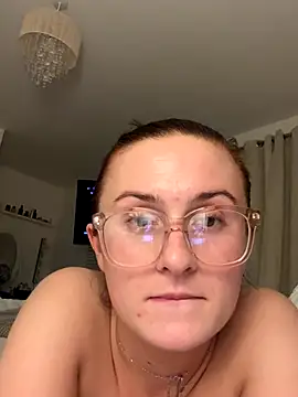 Snapshot of EmLovesxx chatting on November 18, 8:57 pm EmLovesxx online show from November 18, 8:57 pm