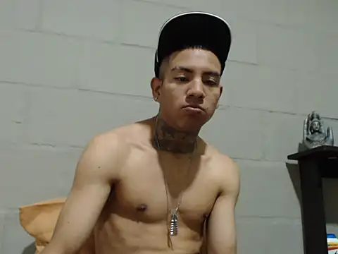 Snapshot of Strongercock chatting on November 2, 12:35 am Strongercock online show from November 2, 12:35 am