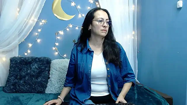 Snapshot of Lauryn_Jones chatting on December 18, 4:57 pm Lauryn Jones online show from December 18, 4:57 pm