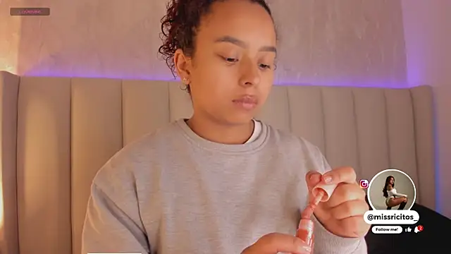 Snapshot of LaraCurls chatting on December 3, 11:52 am LaraCurls online show from December 3, 11:52 am