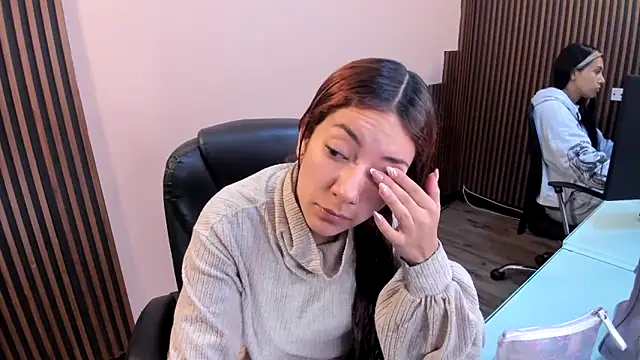 Snapshot of desk_desire chatting on December 18, 11:27 am desk desire online show from December 18, 11:27 am