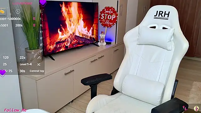 Snapshot of Myla-b chatting on December 14, 10:58 pm Myla-b online show from December 14, 10:58 pm