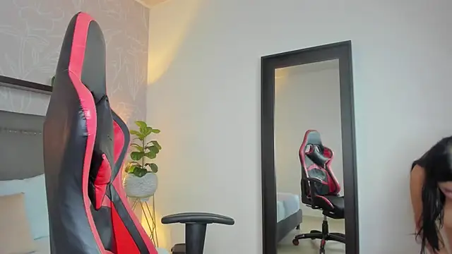 Snapshot of shanel_smithh chatting on November 17, 12:55 pm shanel smithh online show from November 17, 12:55 pm