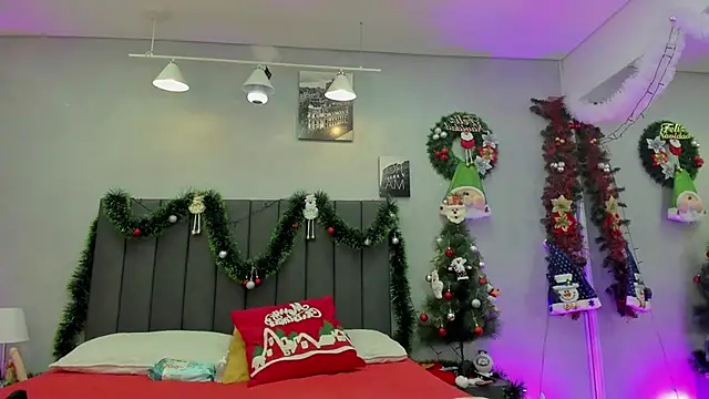 maddy  moon online show from December 20, 4:30 am